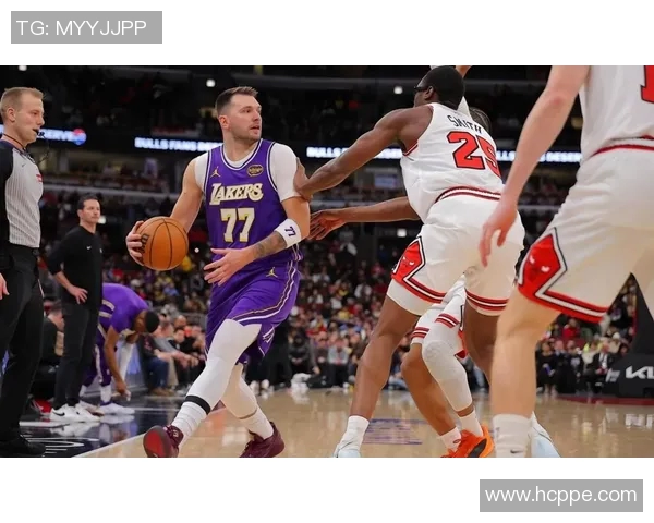 东契奇赛场细节动作引发热议 球迷热议其背后深意与影响